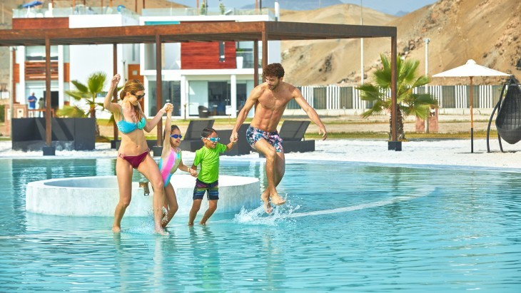 Fachada principal del proyecto Bali Beach en Lima