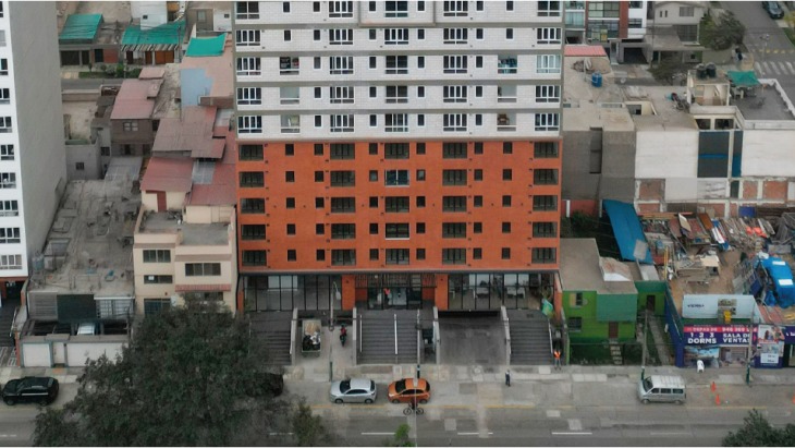 Fachada principal del proyecto MORAR en Surquillo